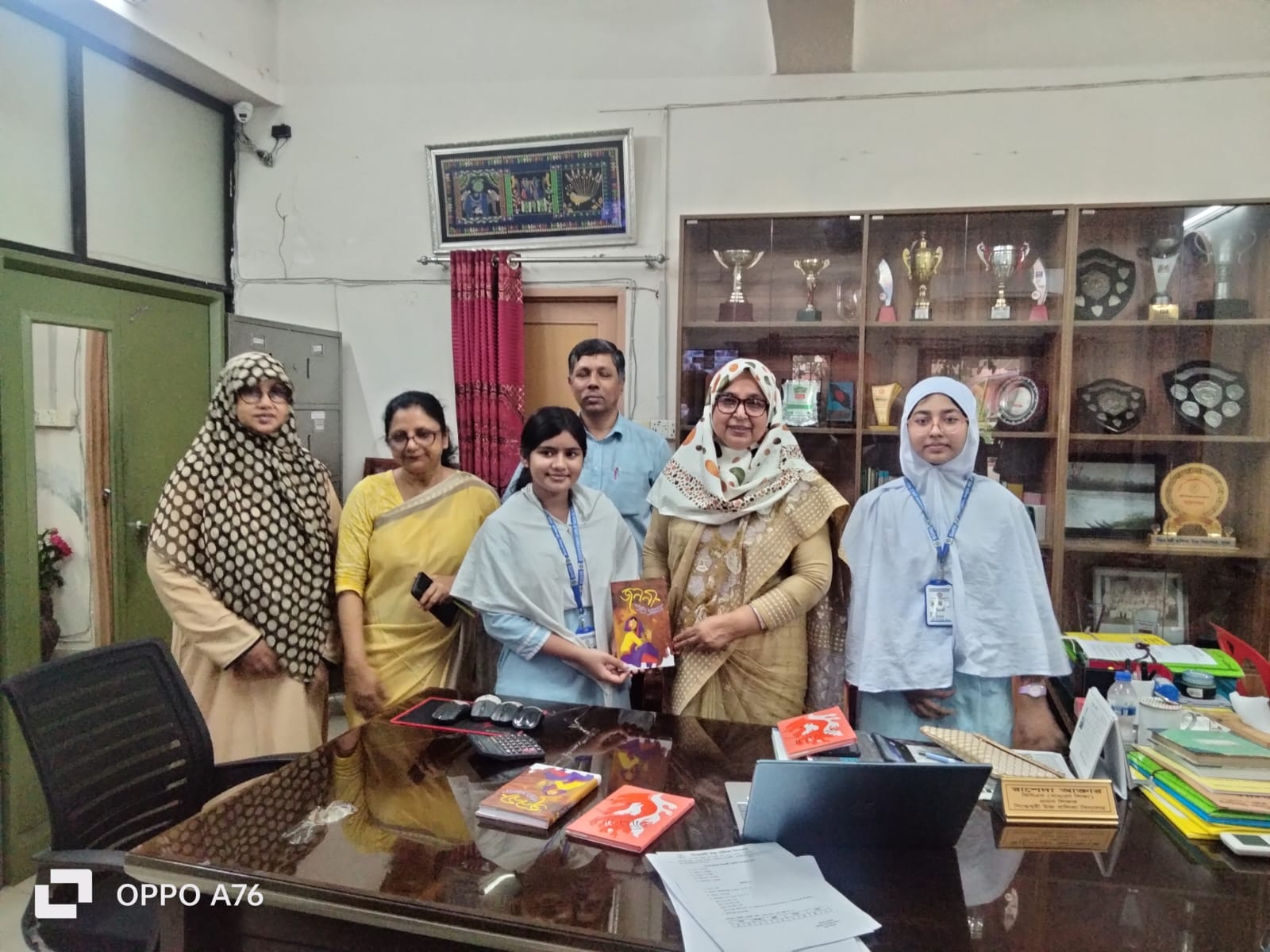 ২০২৫ সালে বৃত্তিপ্রাপ্ত দুইজন শিক্ষার্থীকে প্রধান শিক্ষকের সম্মাননা।